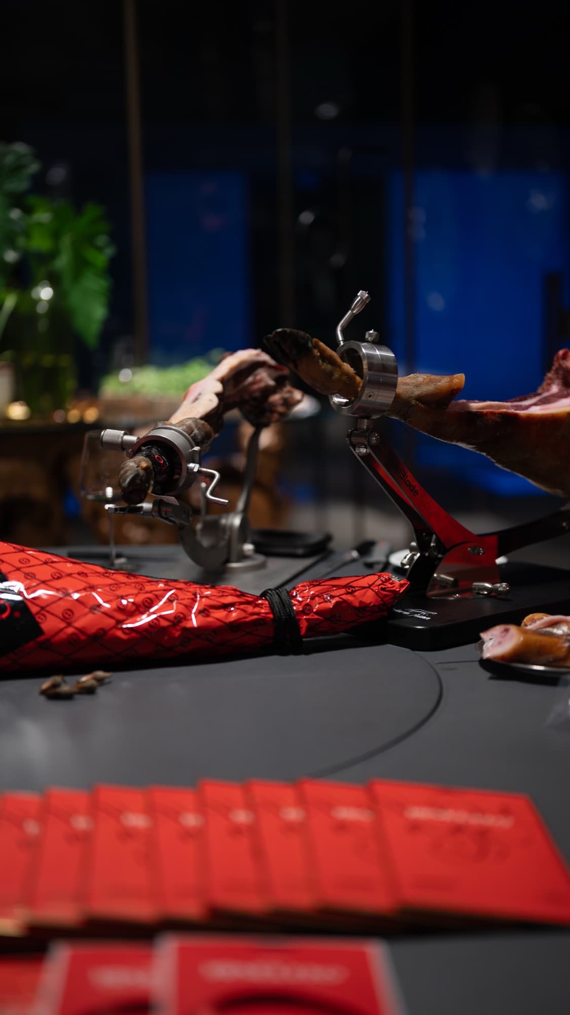 Jamoneros e peças de jamón ibérico montadas para o serviço em um evento Joselito
