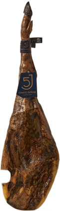 Jamón Cinco Jotas pendurado, com a etiqueta azul 5J