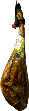 Jamón Blázquez pendurado, com a etiqueta verde-oliva da casa