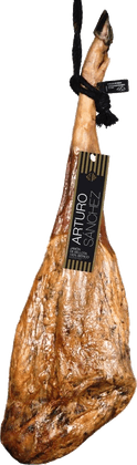 Jamón Arturo Sánchez pendurado, com a etiqueta preta de bollota 100% ibérico