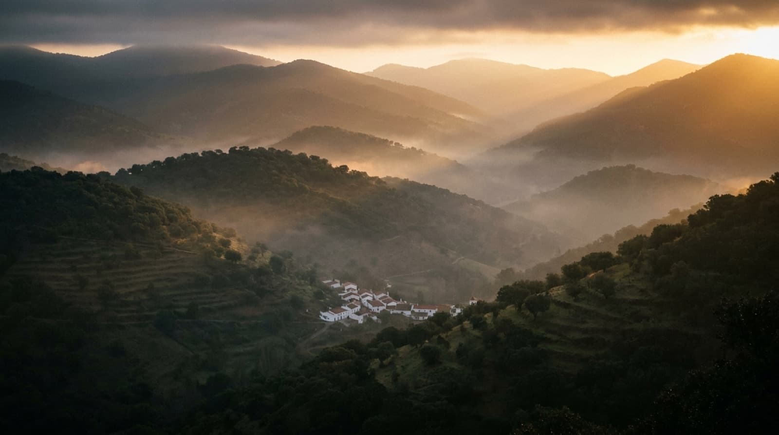 Serras da Sierra de Huelva ao amanhecer perto de Cortegana, com encostas de carvalhos